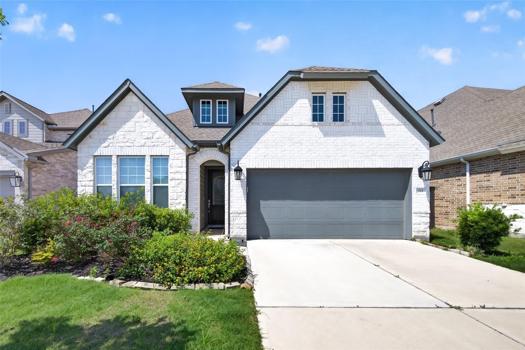211 Amaranth Way - Photo 0