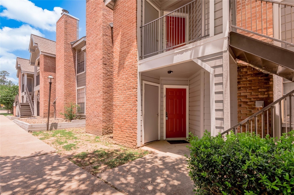 2401 Sycamore Ave - Photo 1