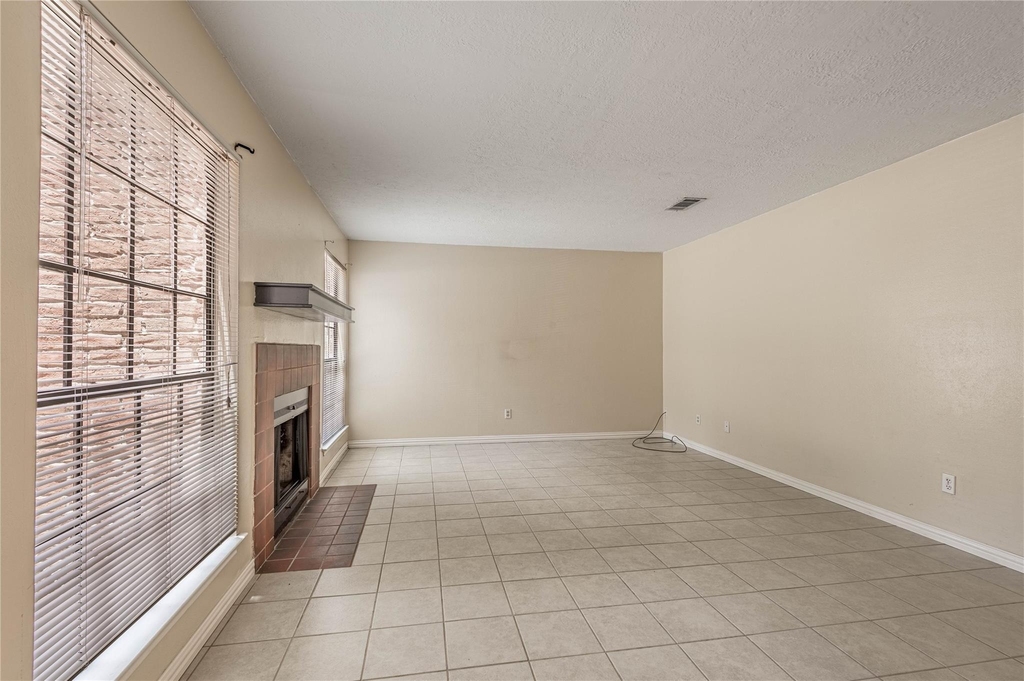 2401 Sycamore Ave - Photo 2