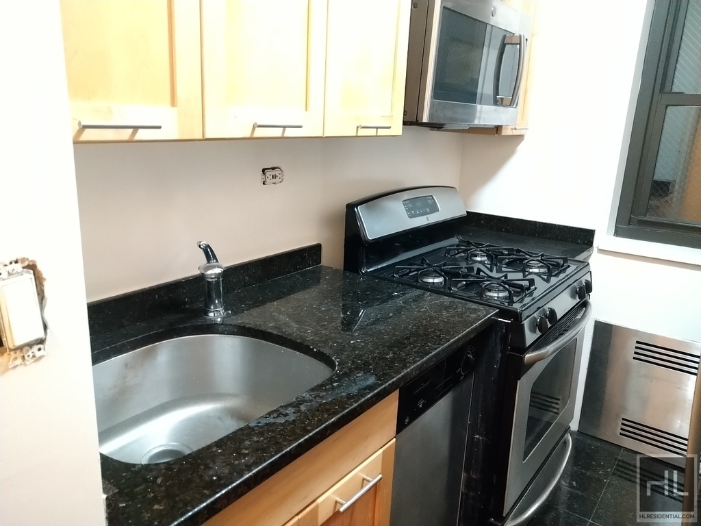 East 55 Street - Photo 2