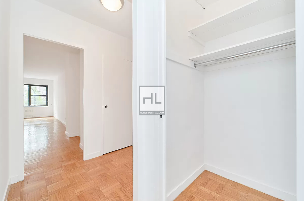 East 55 Street - Photo 1