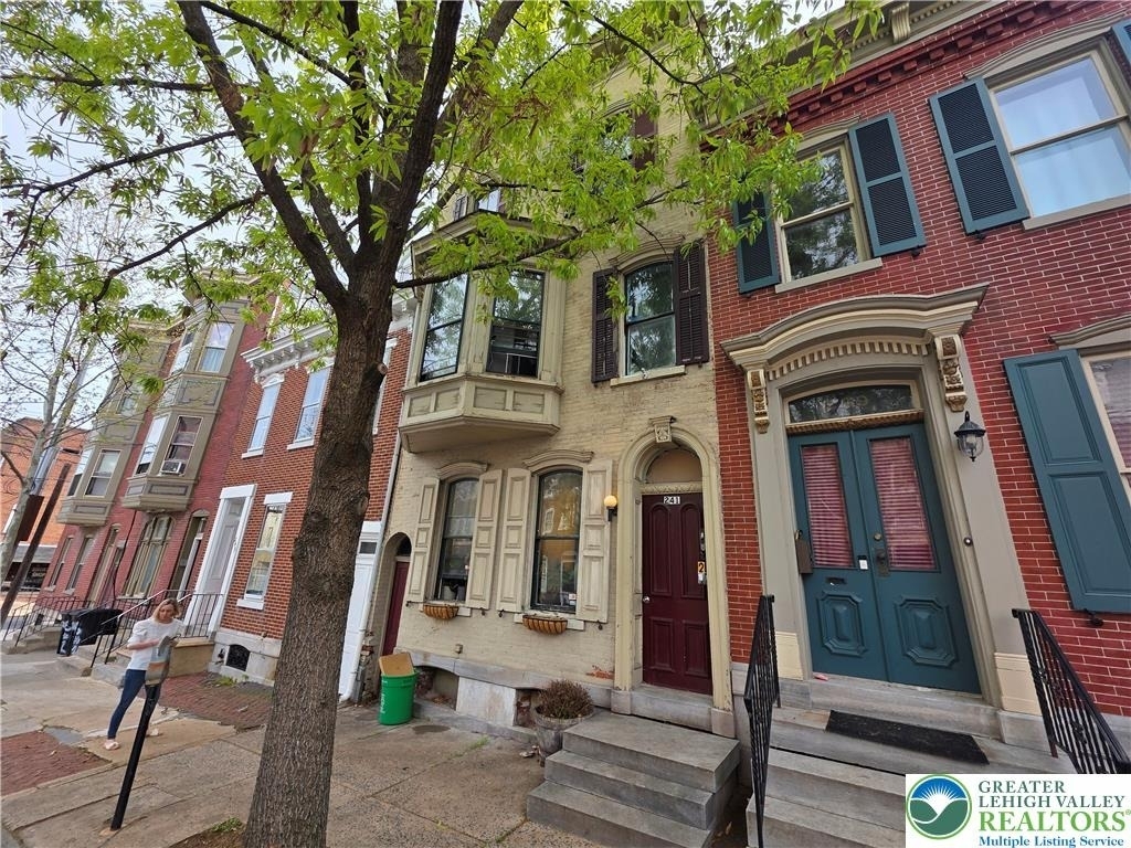 241 9th Street - Photo 0