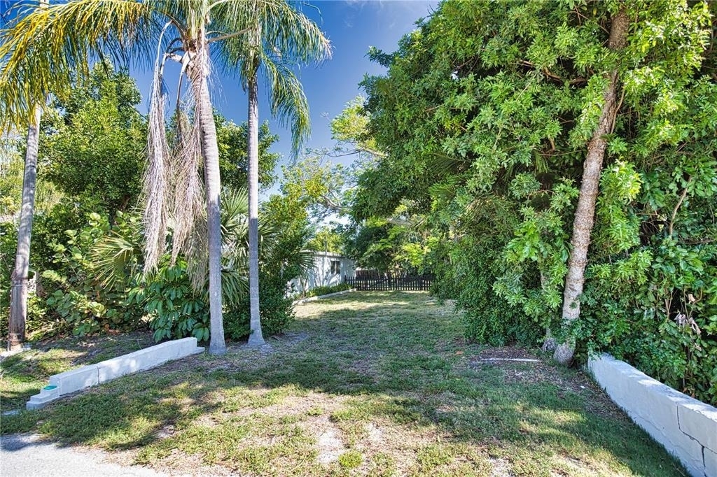 650 Edwards Street - Photo 2