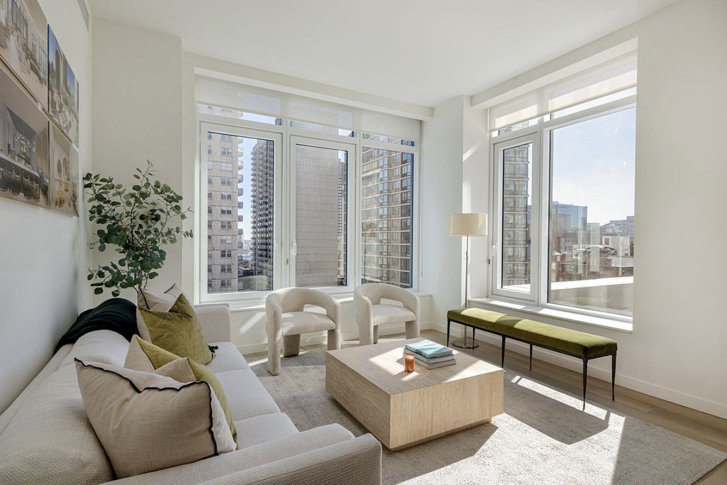 East 39th Street - Photo 0