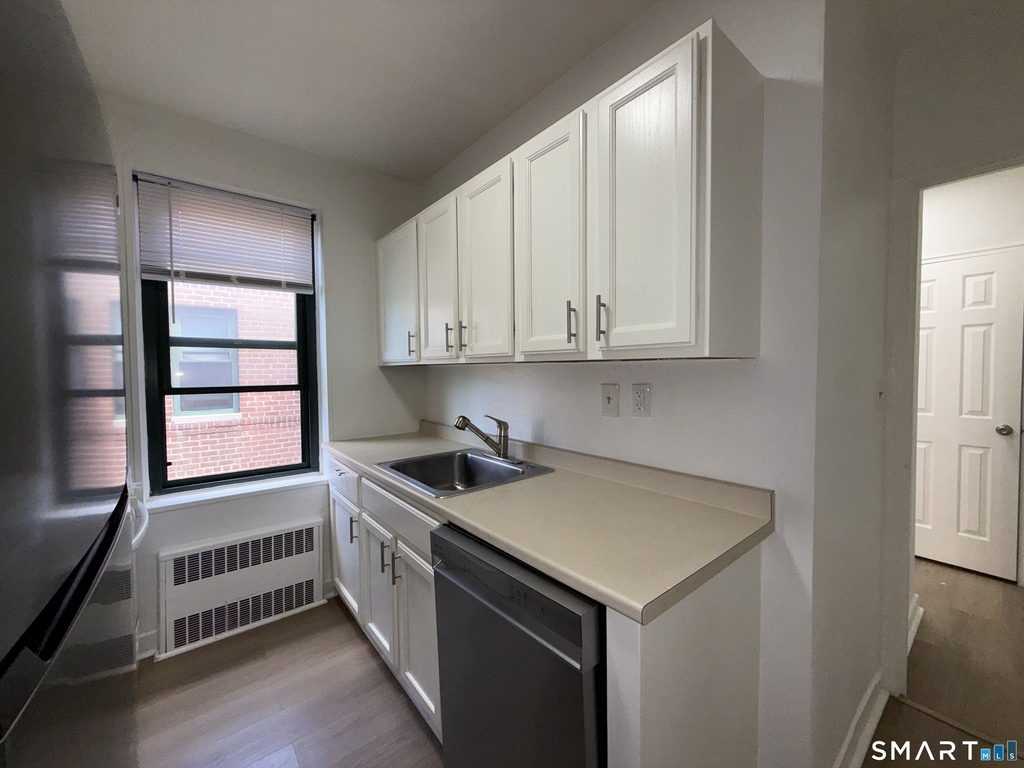28 Strawberry Hill Avenue - Photo 9