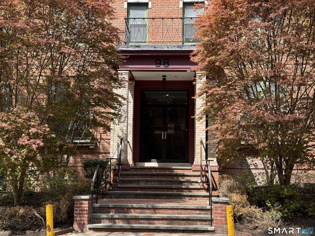 28 Strawberry Hill Avenue - Photo 1