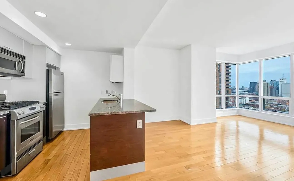 West 42nd Street - Photo 1