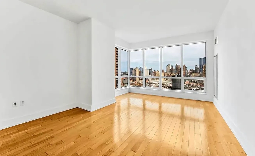 West 42nd Street - Photo 0