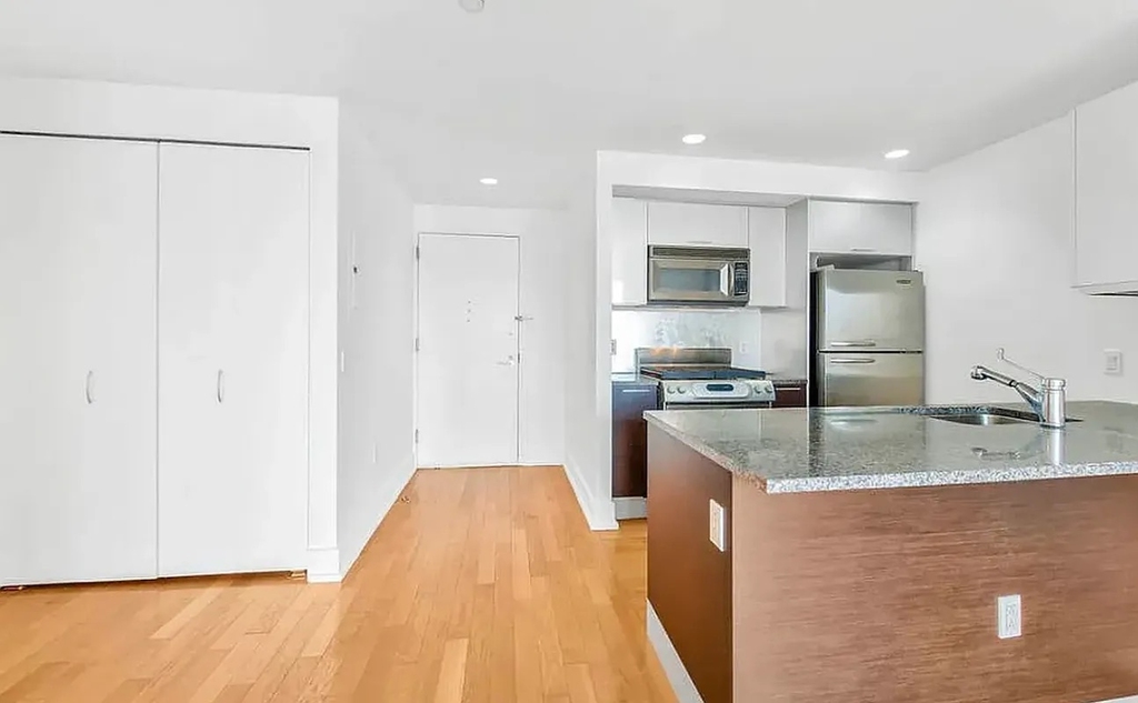 West 42nd Street - Photo 2