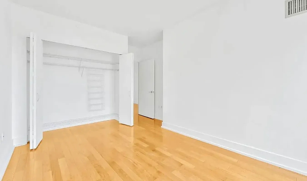 West 42nd Street - Photo 3