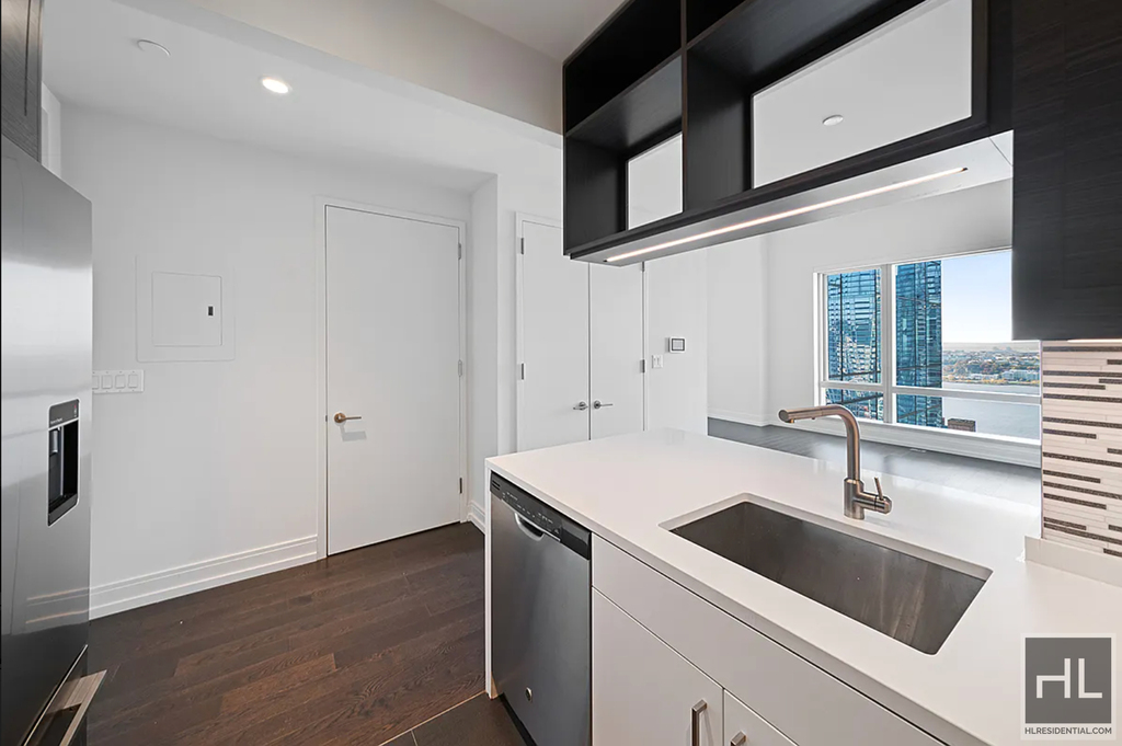 10th Avenue - Photo 1