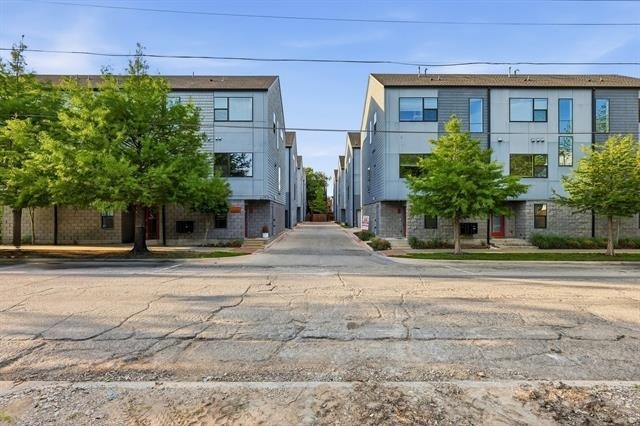 427 W 10th Street - Photo 0