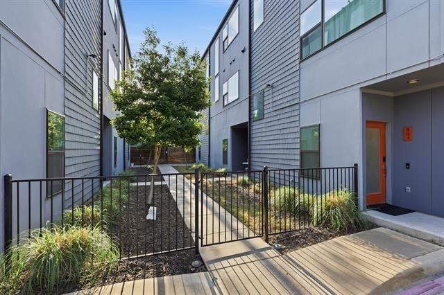 427 W 10th Street - Photo 3