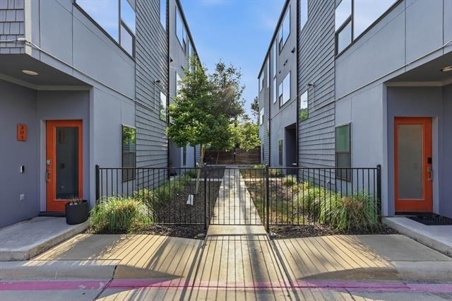 427 W 10th Street - Photo 2