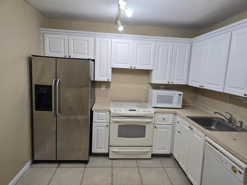 711 N Pine Island Road - Photo 2
