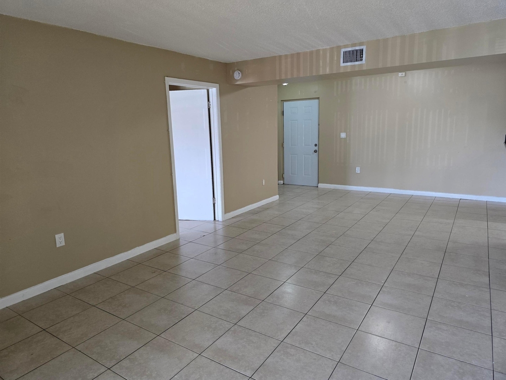 711 N Pine Island Road - Photo 8