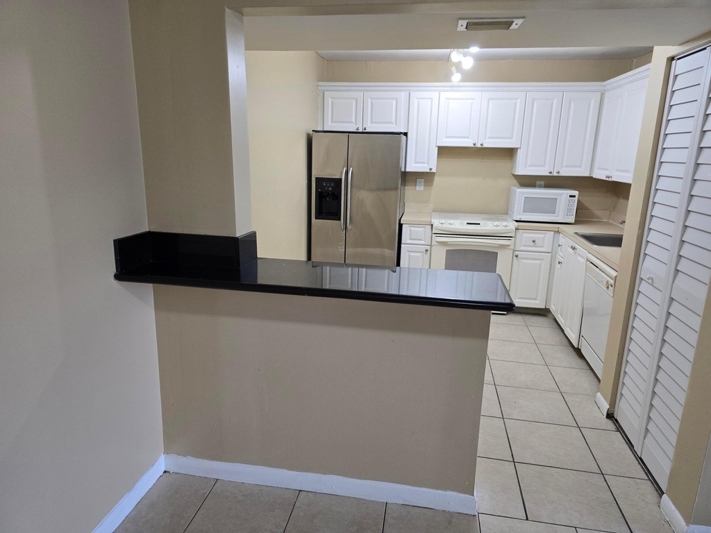 711 N Pine Island Road - Photo 5