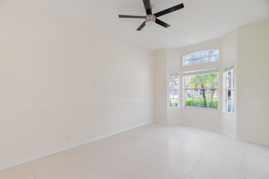 1070 Sweet Briar Place - Photo 5