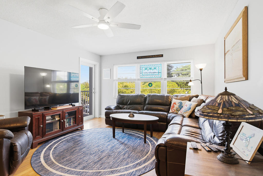 1502 S Lakeside Drive - Photo 0