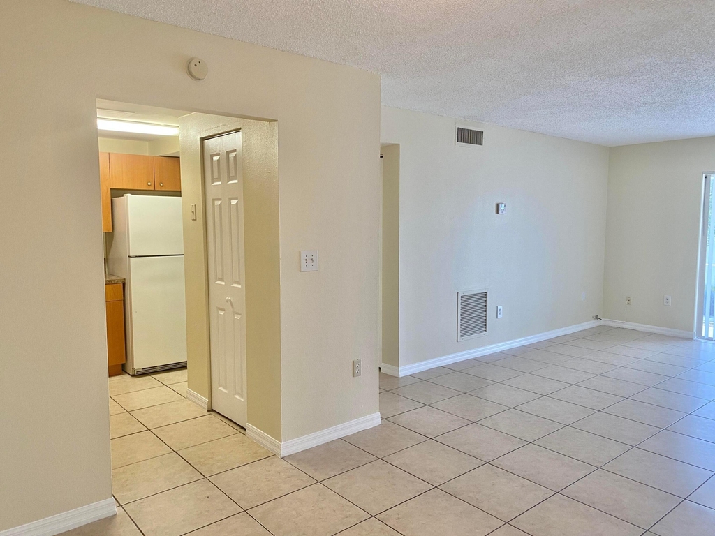 405 Executive Center Drive - Photo 4