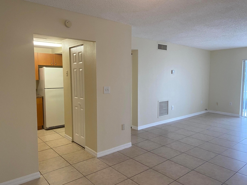 405 Executive Center Drive - Photo 8