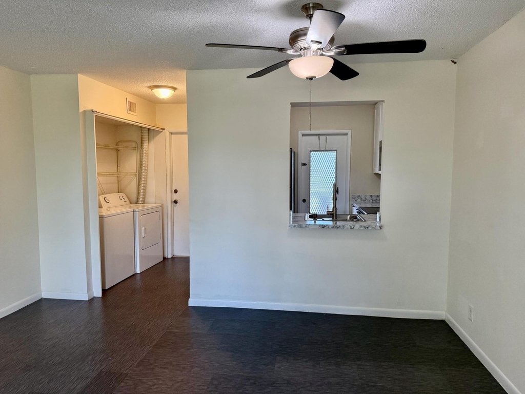 560 Se 2nd Avenue - Photo 2