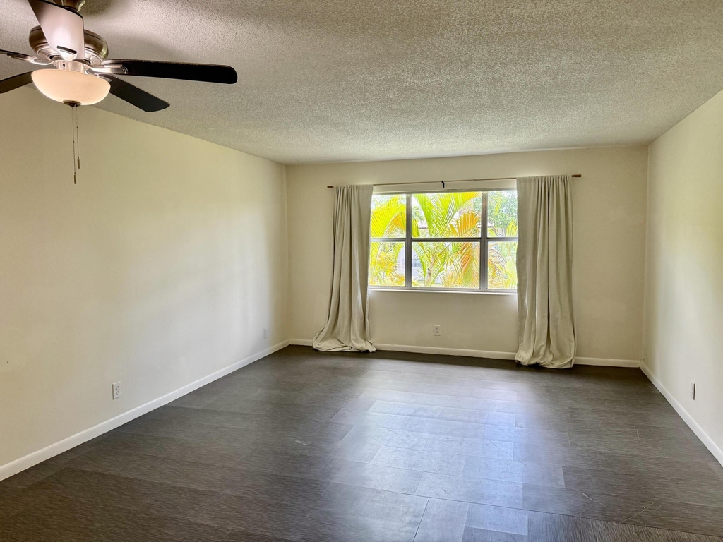 560 Se 2nd Avenue - Photo 1