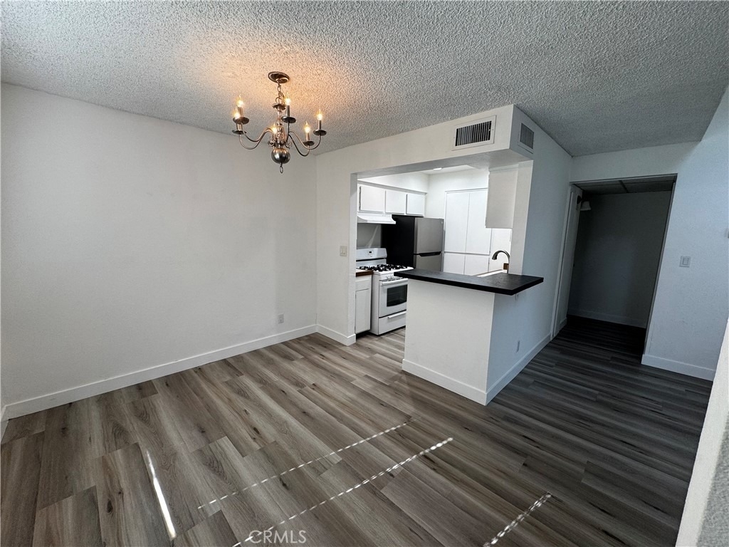 22330 Victory Boulevard - Photo 10