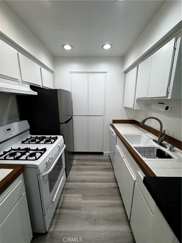 22330 Victory Boulevard - Photo 9