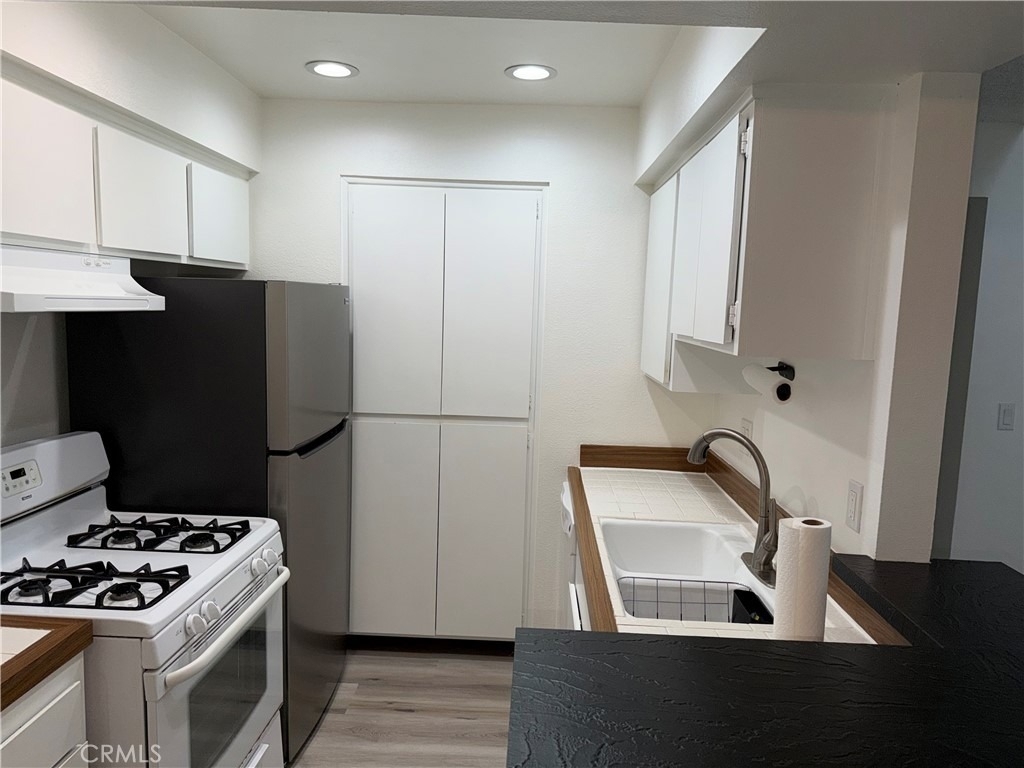 22330 Victory Boulevard - Photo 18
