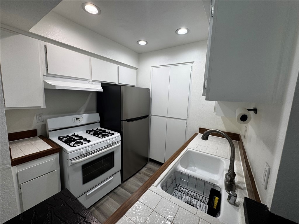 22330 Victory Boulevard - Photo 8