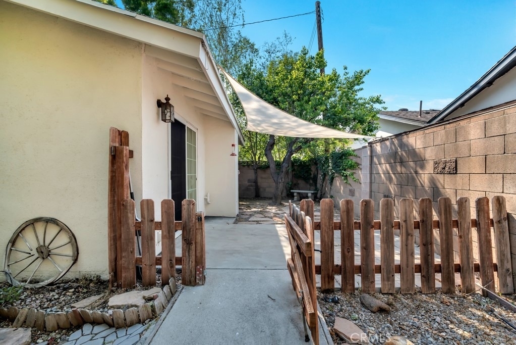 23101 Lanark Street - Photo 11