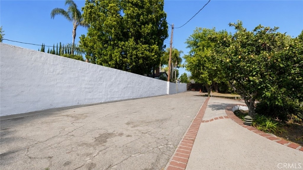4711 Tyrone - Photo 1