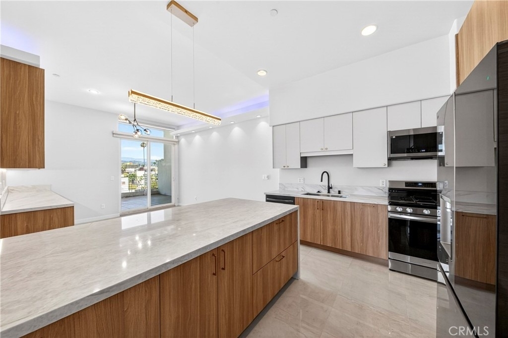 401 N Serrano - Photo 2