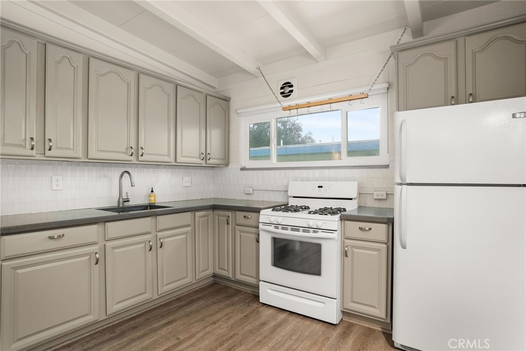1335 Campus Avenue - Photo 8