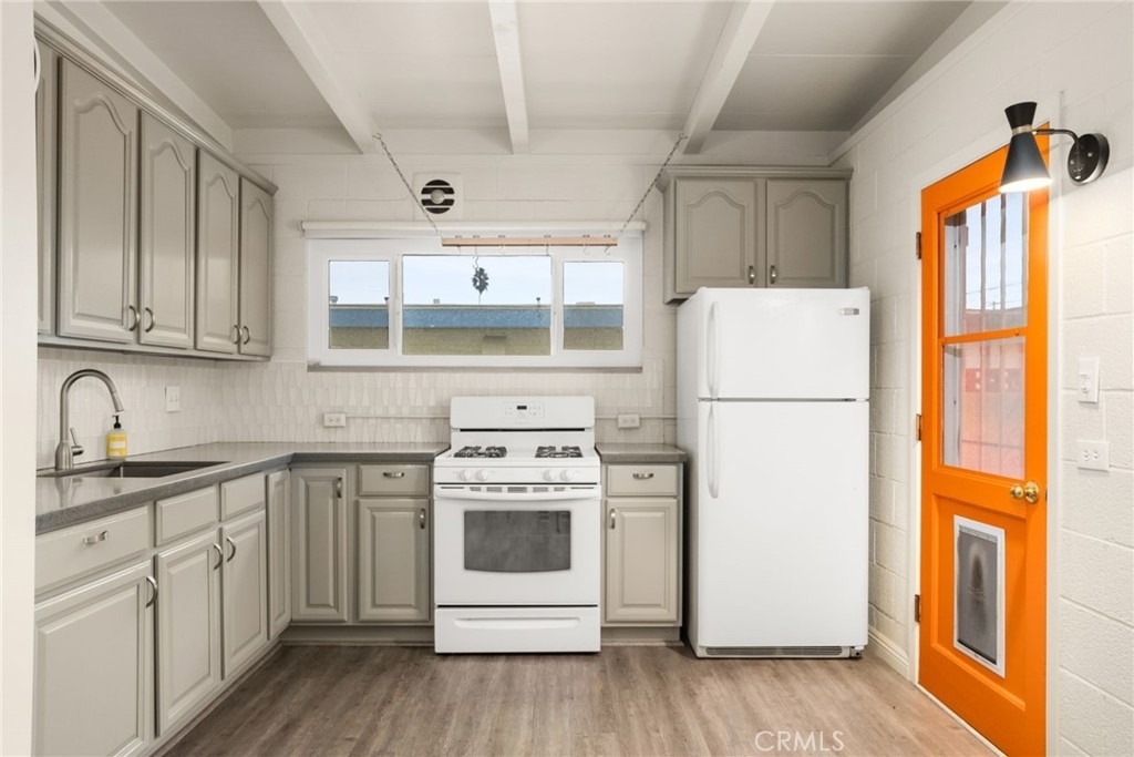 1335 Campus Avenue - Photo 7