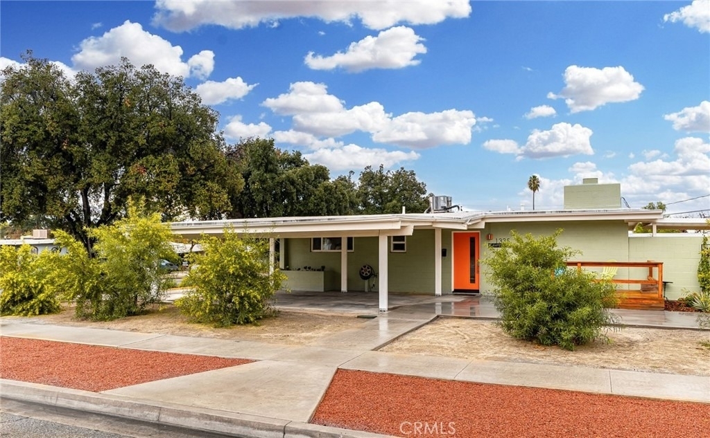 1335 Campus Avenue - Photo 2