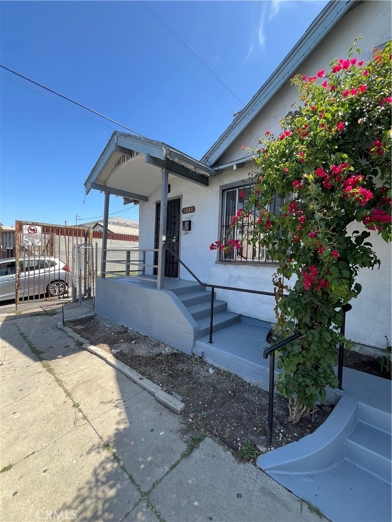 5216 S Budlong - Photo 1
