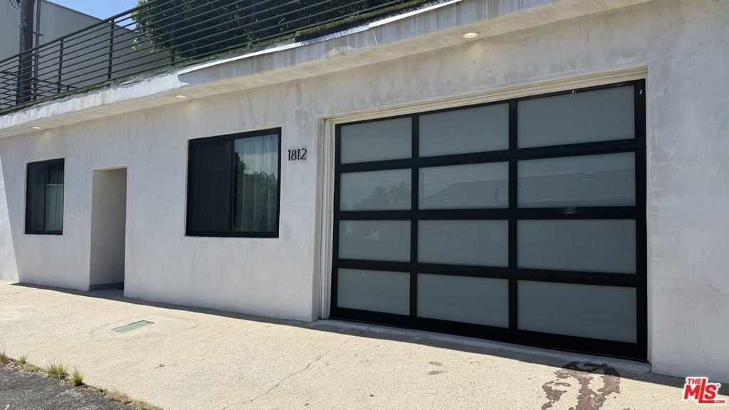1812 1/2 Navy Street - Photo 2