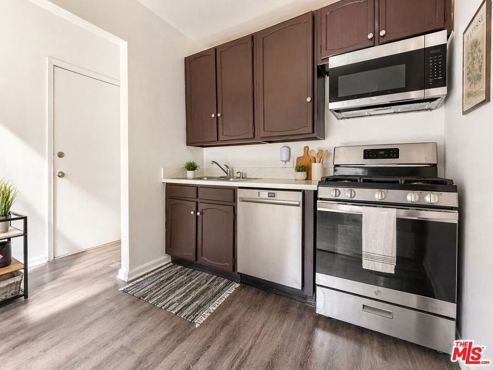 1133 W 36th Place - Photo 2