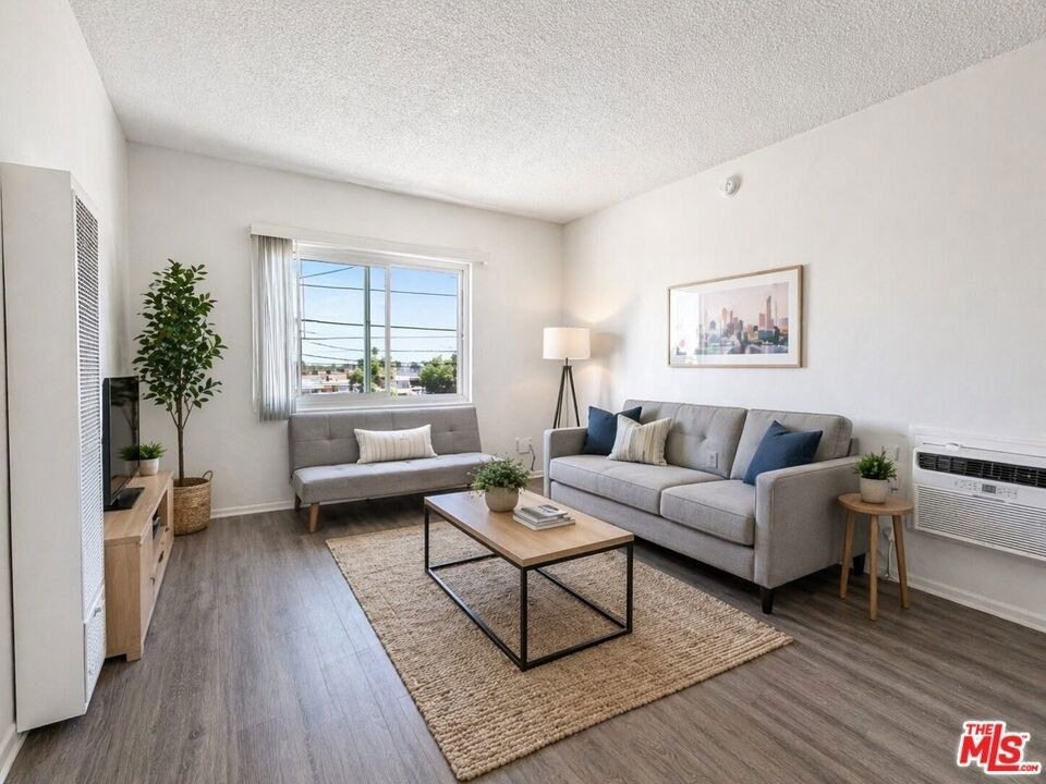1133 W 36th Place - Photo 3