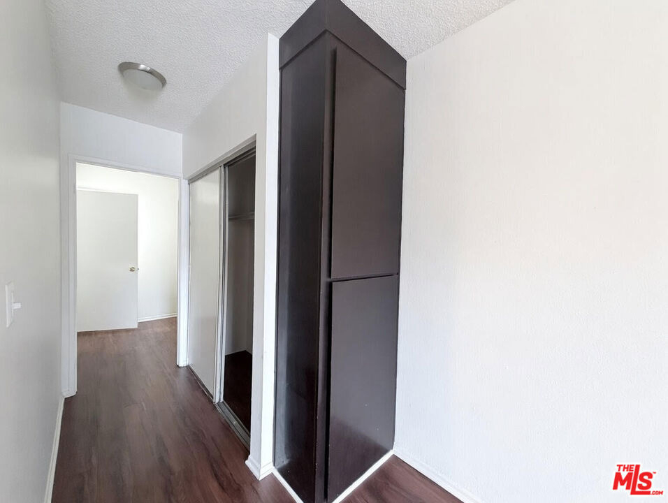 1125 W 36th Place - Photo 4