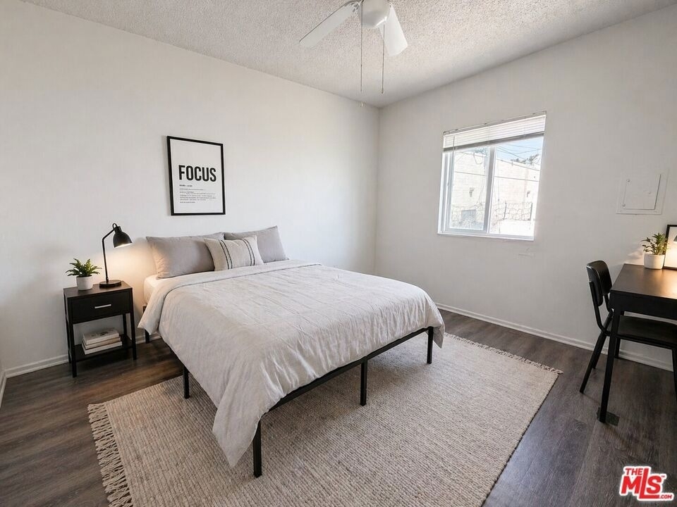 1133 W 36th Place - Photo 4