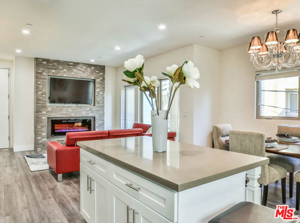 1424 S Bentley Avenue - Photo 3