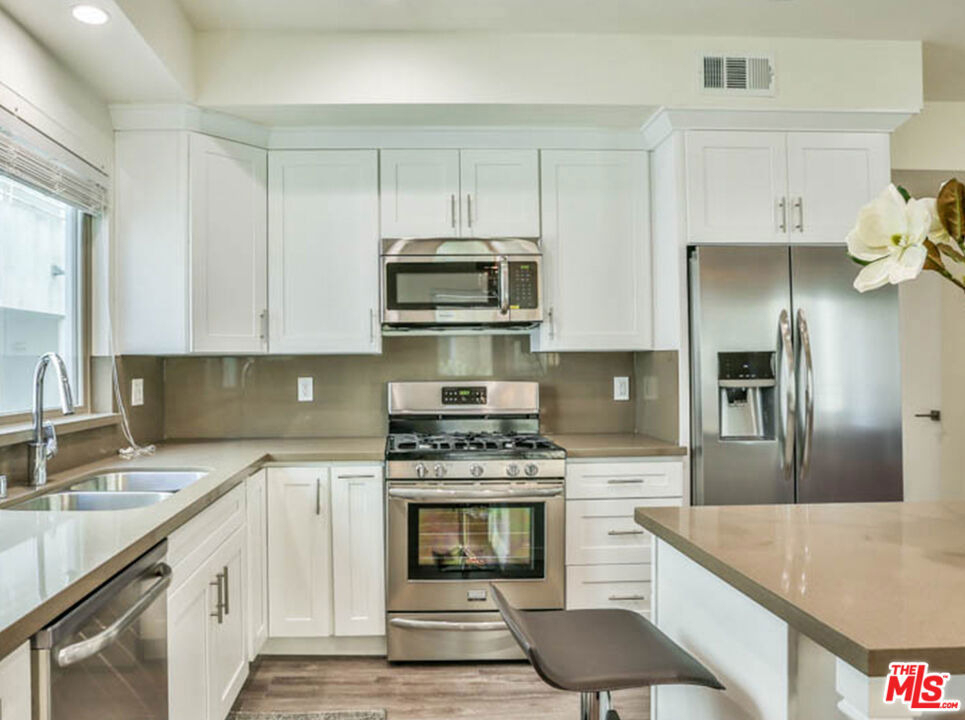 1424 S Bentley Avenue - Photo 2