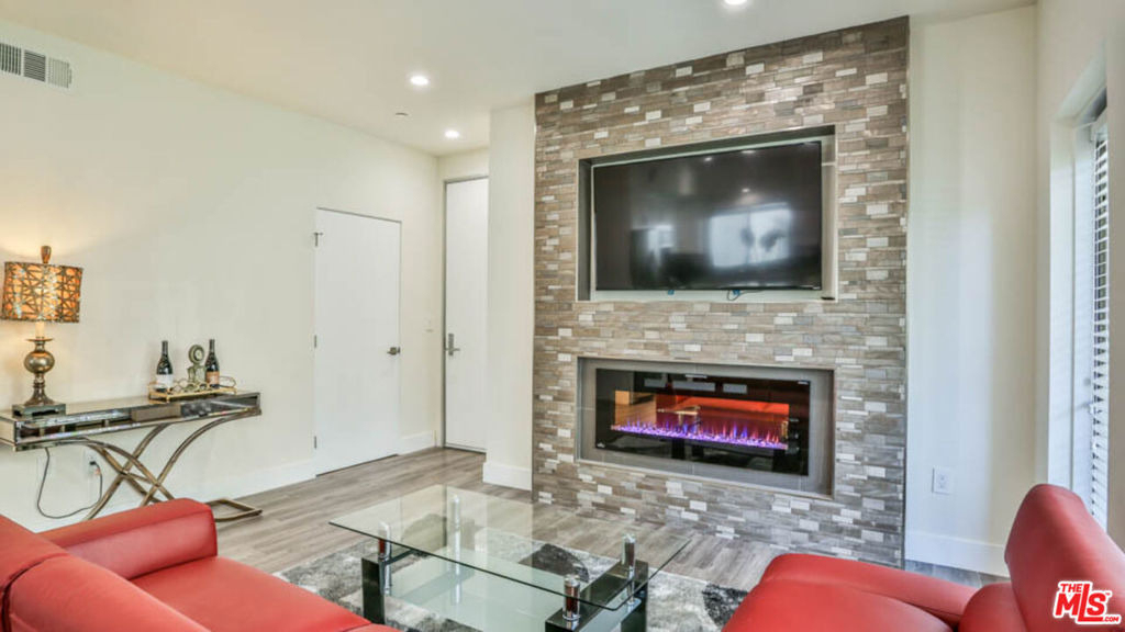 1424 S Bentley Avenue - Photo 9