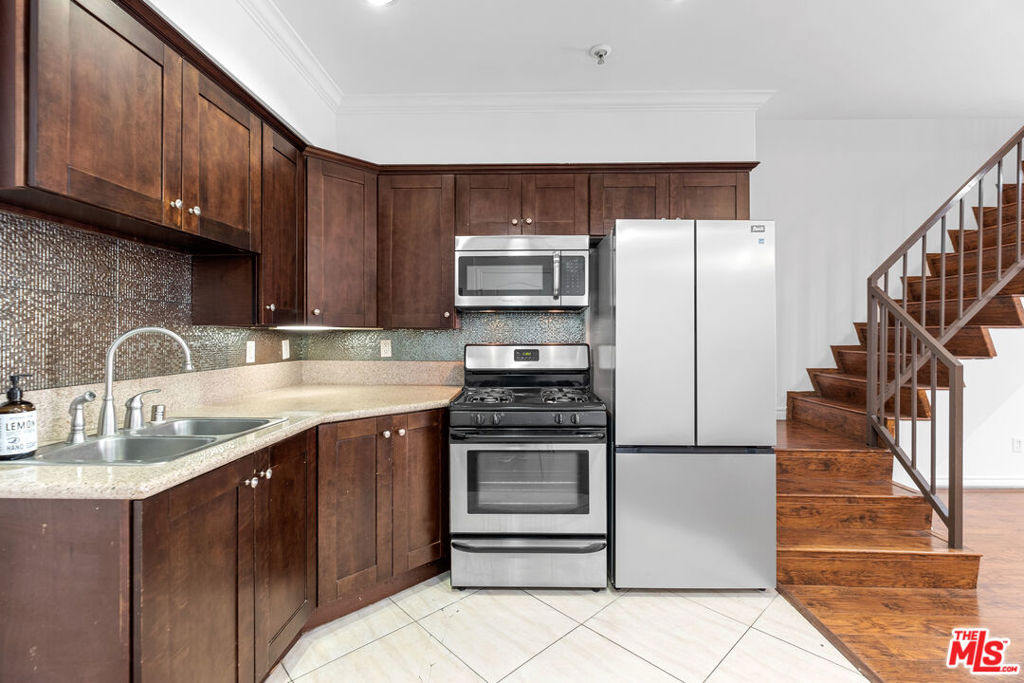 5633 Carlton Way - Photo 2