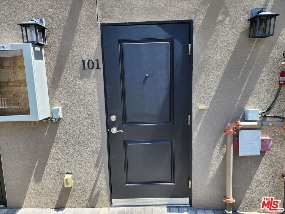 2726 S Cochran Avenue - Photo 1