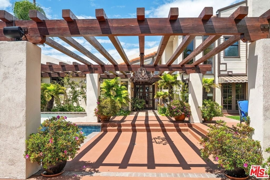2528 Angelo Drive - Photo 2