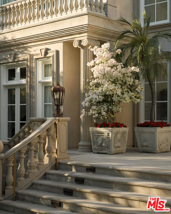 628 N Rodeo Drive - Photo 2